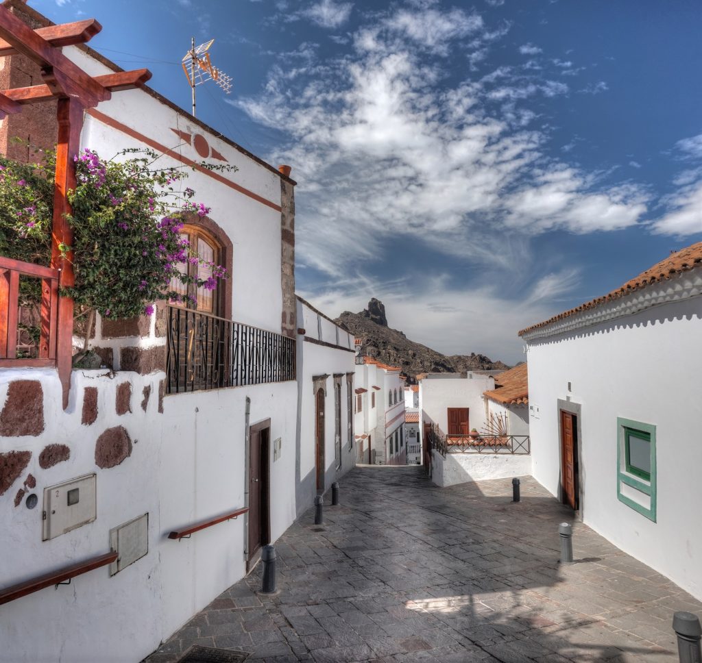 Schöne Gasse in Tejeda mit typisch kanarischen Häusern, Gran Canaria Zentrum.