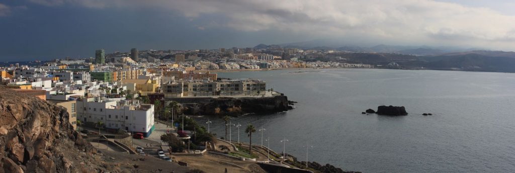 Las Palmas mit Las Canteras Strand und den Häusern der Isleta.