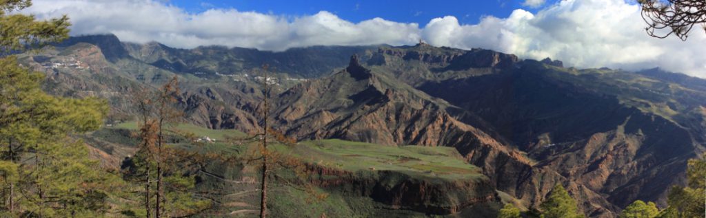 Blick ins Zentrum von Gran Canaria mit der Hochfläche von Acusa und dahinter der Roque Bentaiga und Roque Nublo vom Wanderweg zum Altavista gesehen