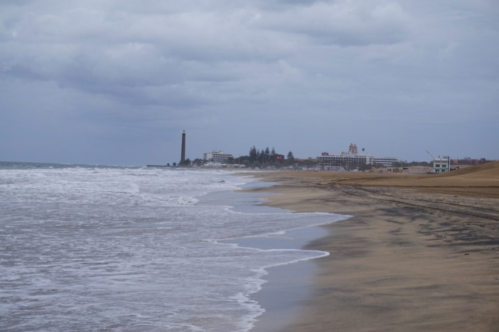 Strand von Maspaloms mit Leutturm bei schlechtem Wetter.