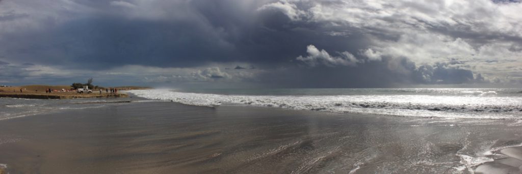 Strand von Maspalomas mit eindrucksvollen Wolken.