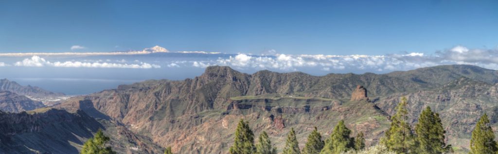 Blick vom Zentrum von Gran Canaria nach Westen, vorbei am Altavista zum schneebedeckten Teide auf Teneriffa