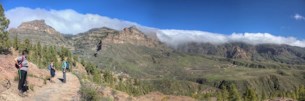 Wanderweg Cruz Grande nach San Bartolome, im Hintergrund die höchsten Berge von Gran Canaria in Wolken